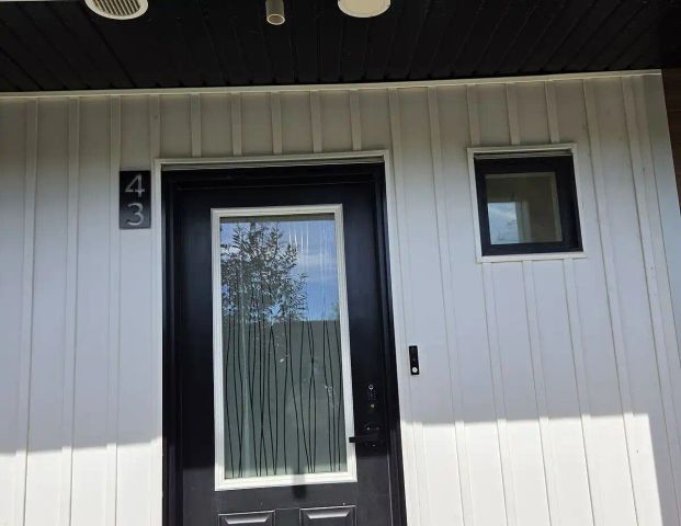 Newer 2 Bedrooms Townhouse in Secord Blv — 2 Bedrooms Townhouse - Photo 1