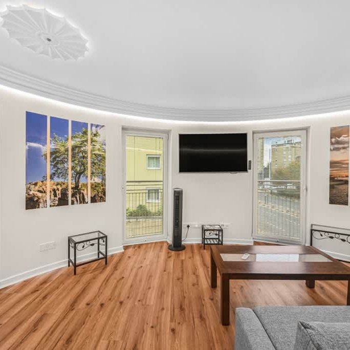 Garland Court, Premiere Place E14 - Photo 1