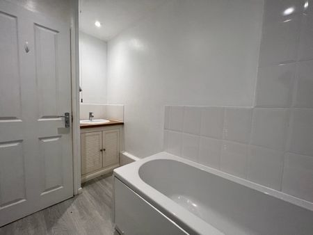 Sandy Lane, Farnborough, GU14 - Photo 4