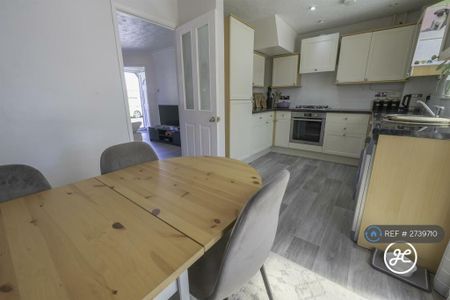 3 bedroom semi-detached house to rent - Photo 4