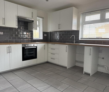 4 bedroom link detached house to rent - Photo 4