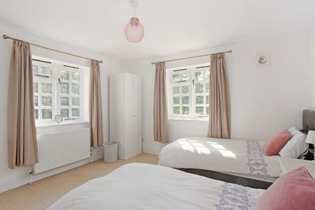 5 bedroom detached house to rent - Photo 2