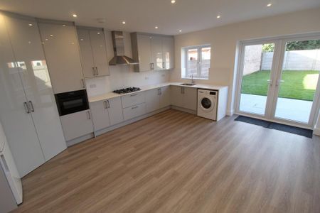 4 bedroom terraced house to rent - Photo 5