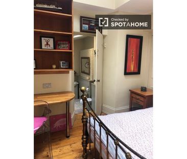 Ensuite room in 5-bedroom apartment in Churchtown, Dublin - Photo 3