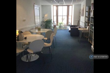 1 bedroom in a house share to rent - Photo 5