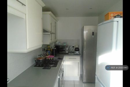 1 bedroom in a house share to rent - Photo 3