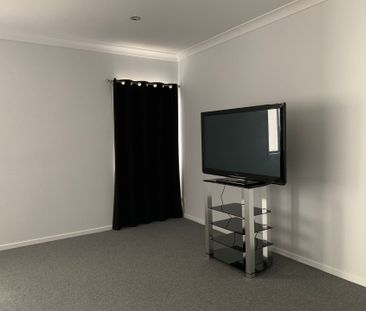 Beautiful Fully Furnished 4 Bedroom 2 Bathroom Home - Photo 6