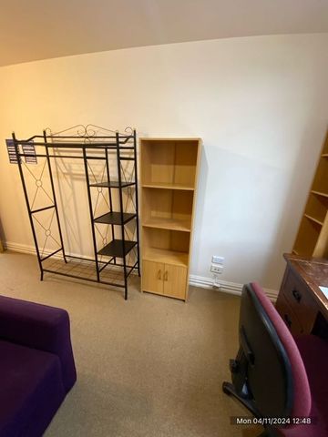 Centrally located boarding house room - Photo 3
