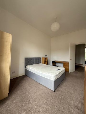 3 bedroom flat to rent - Photo 3