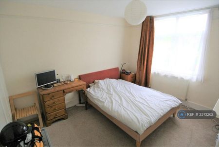4 bedroom semi-detached house to rent - Photo 4
