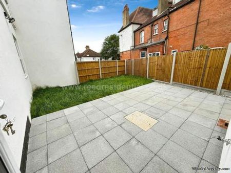 2 bedroom property to rent in Westcliff On Sea - Photo 3