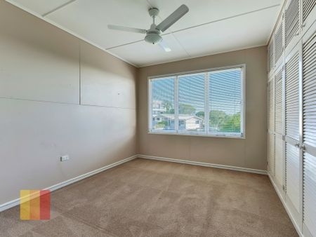 SPACIOUS, 3 BEDROOM HOUSE IN STAFFORD - Photo 5