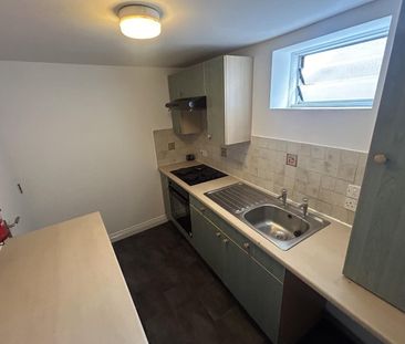 Spinners End Drive, Cradley Heath, West Midlands - Photo 6