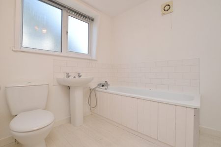 St Marys Road, London, SE15 - Photo 4