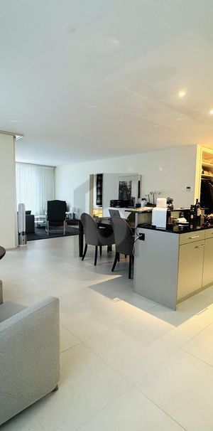 STYLISH RETREAT PARADISE BY THE LAKE - Photo 1