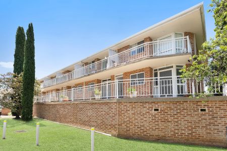 Bright and Spacious Unit in a Convenient Location - Photo 4