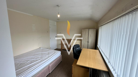 4 bedroom semi-detached house to rent - Photo 4