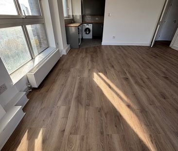 1 Bed Flat, Cascades Tower, E14 - Photo 3