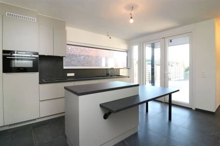 Vernieuwde, karatervolle woning met 4 slpk nabij station te Zichem - Foto 4