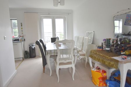 4 Bedroom Mid Terraced House - Photo 2