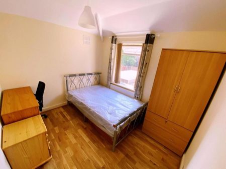 4 bedroom semi-detached house to rent - Photo 2