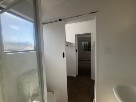 Modern three bedroom home in Springvale - Photo 5