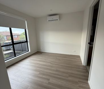 STUNNING FRESHLY BUILT 4 BEDROOM TOWNHOUSE! - Photo 3