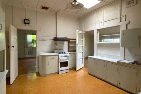 6-9 month lease only Spacious 3 bedroom house in prime Epping location - Photo 4