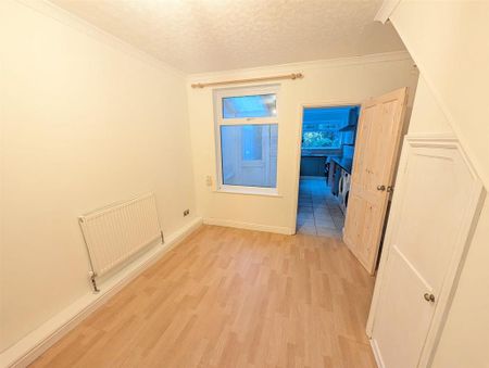 2 bedroom end of terrace house to rent - Photo 2