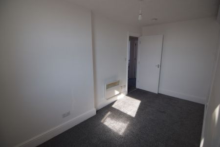 To Let 2 Bed Flat - Photo 4