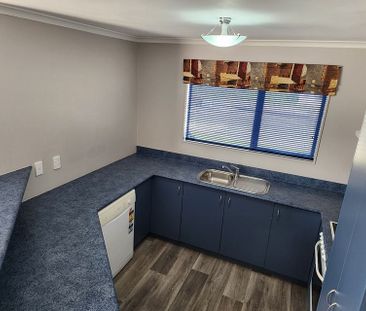 Move into this easy-care, modern home - Photo 5