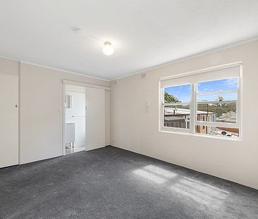 Beautifully Appointed Studio Apartment - Located in a lovely Tree L... - Photo 6