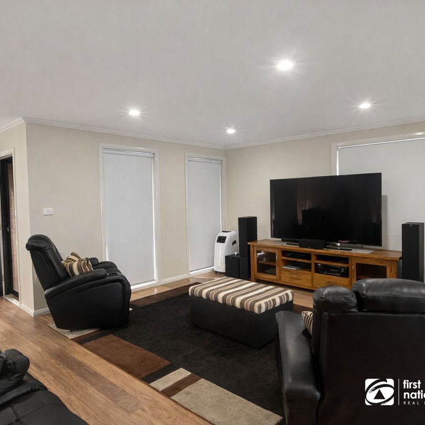 SPACIOUS Modern Family Living in the Heart of Londonderry - Photo 1