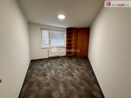 Pronájem prostorného bytu v blízkosti centra města Vizovice - Photo 1