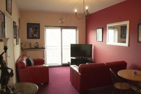 2 Bedroom Modernised Apartment - Photo 4