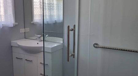 Large 130m2 Two Bedroom Brick Home - Photo 5