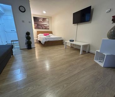 Studio to rent - Photo 2