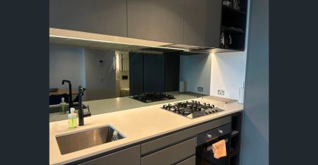 Modern 2 Bedroom Furnished Apartment in the Heart of Melbourne CBD – Victoria One - Photo 4