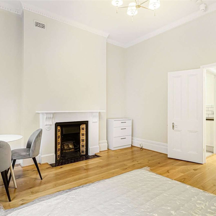 A studio apartment in a classic period building on Egerton Gardens, perfectly placed between Knightsbridge and South Kensington. - Photo 1