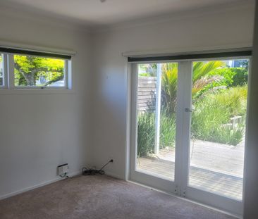 Beautiful light and bright home in Northcote. - Photo 2