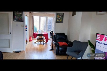4 bedroom terraced house to rent - Photo 4