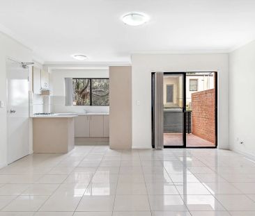 Beautifully Presented Apartment In Blue Ribbon Location - Photo 6
