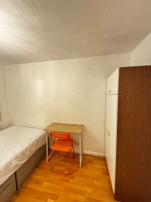 Room in a Shared House, Douglas Close, SM6 - Photo 1