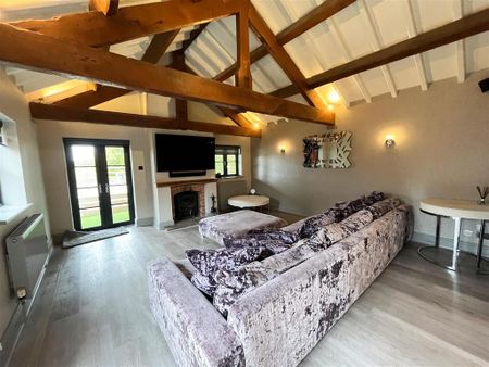 4 bedroom barn conversion to rent - Photo 2