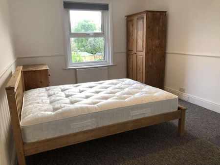 Bedroom Detached House In Charminster, BH8 - Photo 3