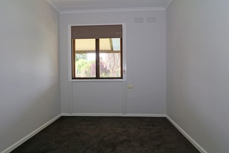 47 Chifley Crescent, Kooringal NSW 2650 - Photo 5