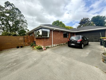 Beautiful fully furnished 3 bedroom house in Russley, available for 6 months - 28th Jan - 31st July. - Photo 2