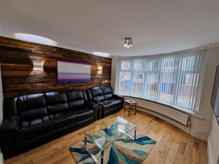 4 bedroom semi-detached house to rent - Photo 2