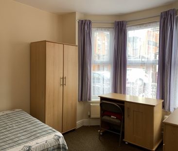 2 Bedrooms in a HMO House - Viewing Highly Recommended - Photo 4