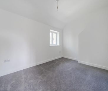 4 bedroom end of terrace house to rent - Photo 4